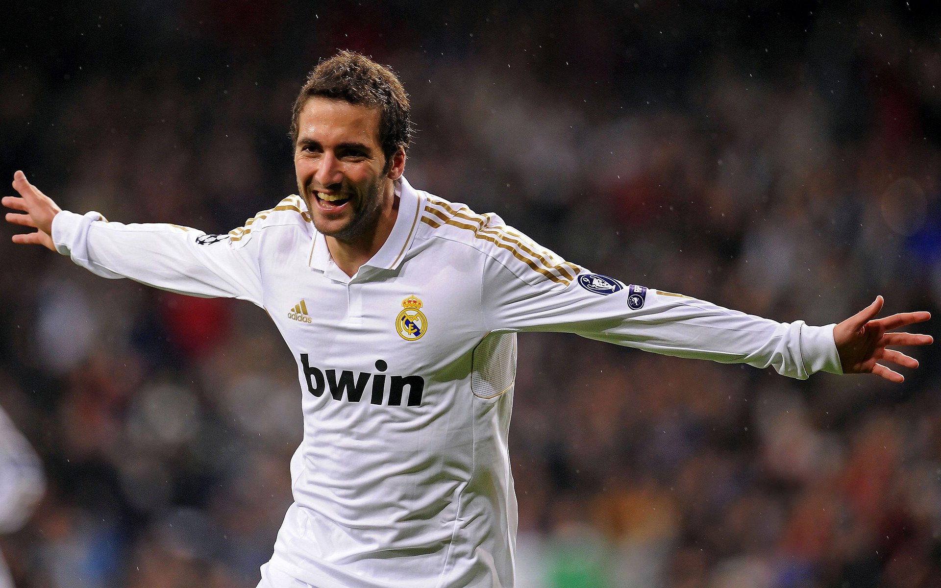 开云体育在线-意大利职业足球队换帅，球迷反应褒贬不一，意大利足球队队员